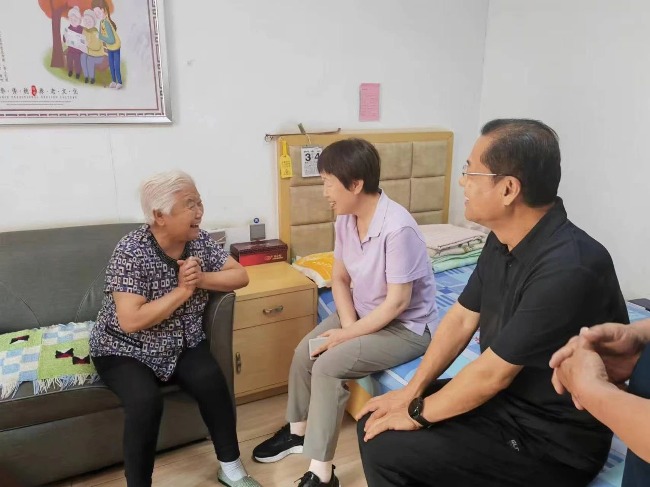 图为全省人大社会建设系统联合调研组在武安市磁山二街残疾人健身示范点实地调研